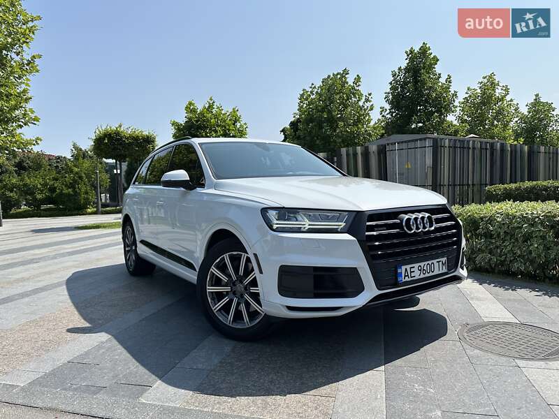Внедорожник / Кроссовер Audi Q7 2017 в 