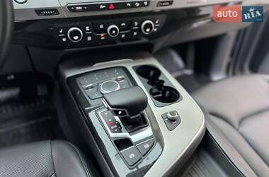 Внедорожник / Кроссовер Audi Q7 2016 в 