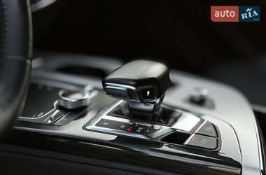 Внедорожник / Кроссовер Audi Q7 2017 в 