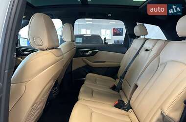Позашляховик / Кросовер Audi Q7 2023 в 