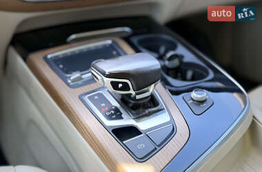 Внедорожник / Кроссовер Audi Q7 2016 в 