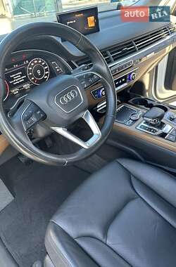 Внедорожник / Кроссовер Audi Q7 2016 в 