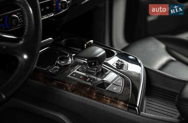 Внедорожник / Кроссовер Audi Q7 2016 в 