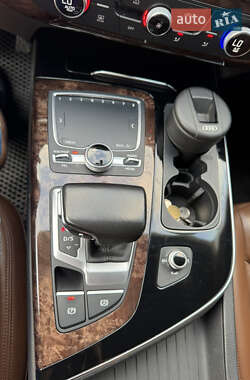 Внедорожник / Кроссовер Audi Q7 2015 в 