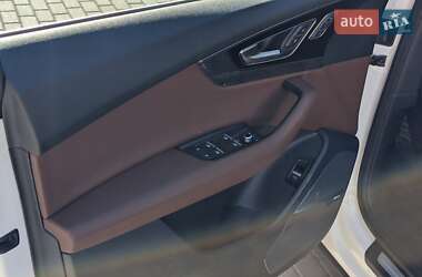 Позашляховик / Кросовер Audi Q7 2017 в 