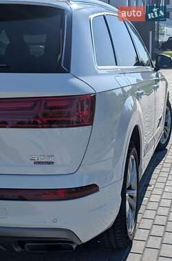 Позашляховик / Кросовер Audi Q7 2017 в 