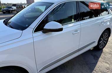 Внедорожник / Кроссовер Audi Q7 2016 в 