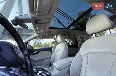 Внедорожник / Кроссовер Audi Q7 2016 в 