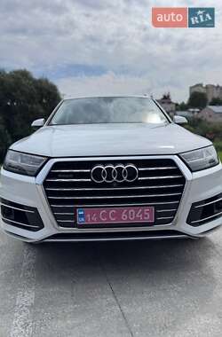 Внедорожник / Кроссовер Audi Q7 2016 в 