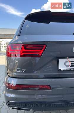 Позашляховик / Кросовер Audi Q7 2019 в 