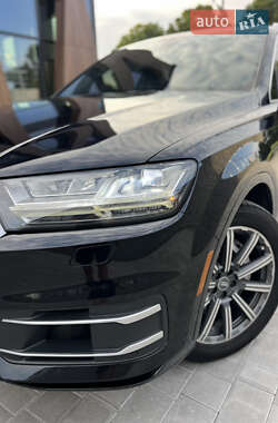 Внедорожник / Кроссовер Audi Q7 2017 в 