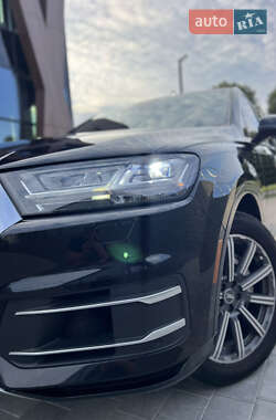 Внедорожник / Кроссовер Audi Q7 2017 в 