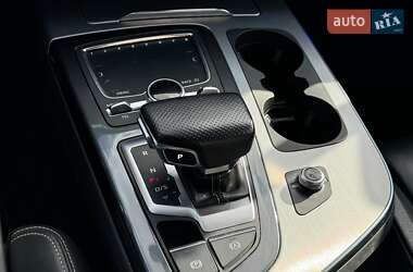 Внедорожник / Кроссовер Audi Q7 2017 в 