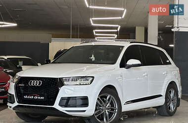 Внедорожник / Кроссовер Audi Q7 2017 в 