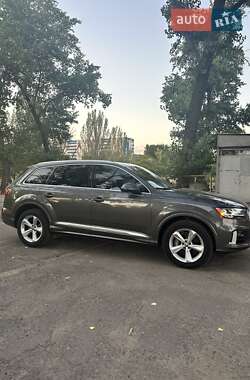 Позашляховик / Кросовер Audi Q7 2020 в 