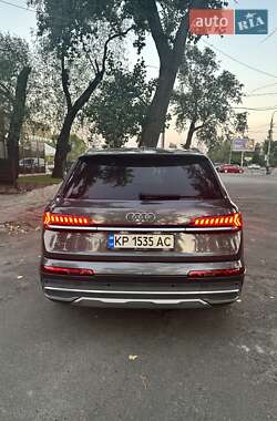 Позашляховик / Кросовер Audi Q7 2020 в 