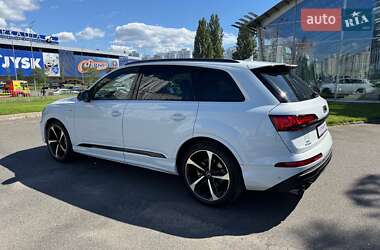 Внедорожник / Кроссовер Audi Q7 2021 в 