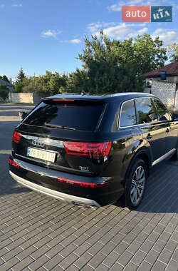 Внедорожник / Кроссовер Audi Q7 2017 в 