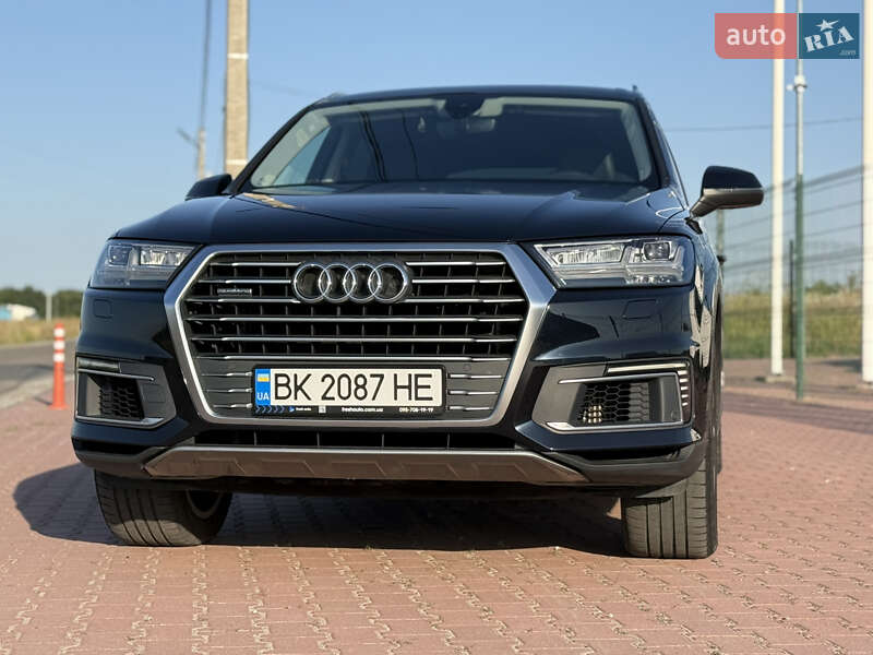 Внедорожник / Кроссовер Audi Q7 2016 в 