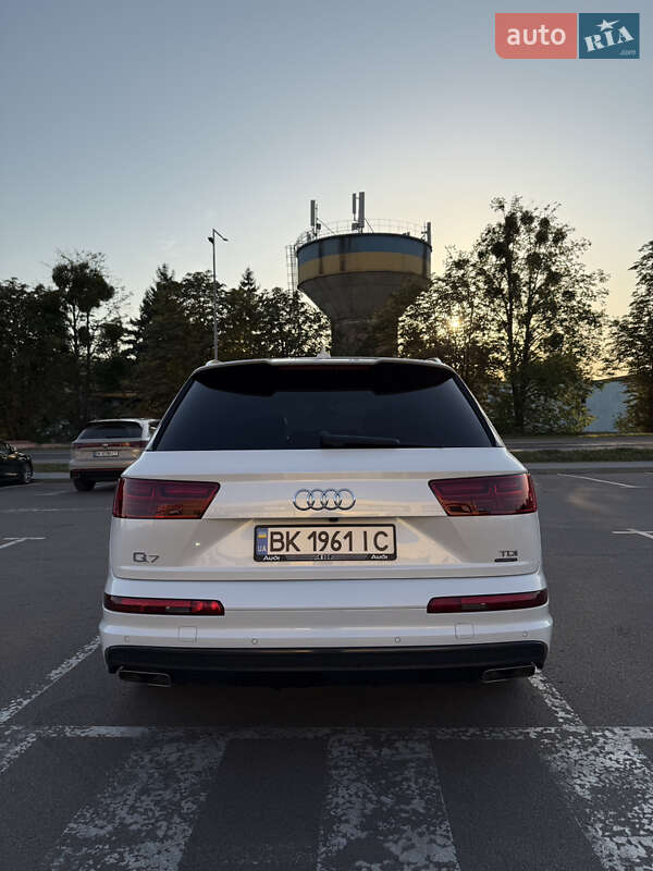 Позашляховик / Кросовер Audi Q7 2016 в Рівному