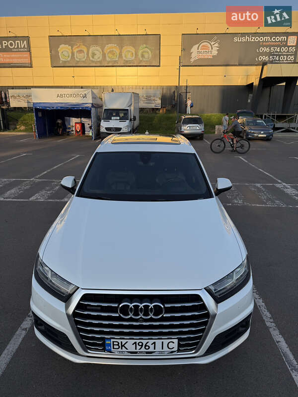 Позашляховик / Кросовер Audi Q7 2016 в Рівному