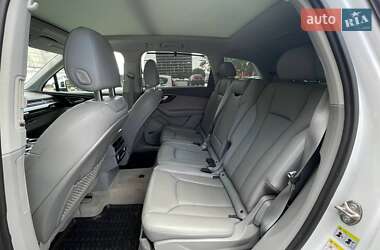 Внедорожник / Кроссовер Audi Q7 2016 в 