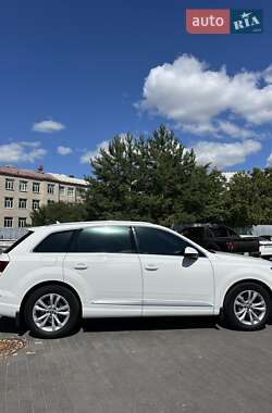 Позашляховик / Кросовер Audi Q7 2016 в 