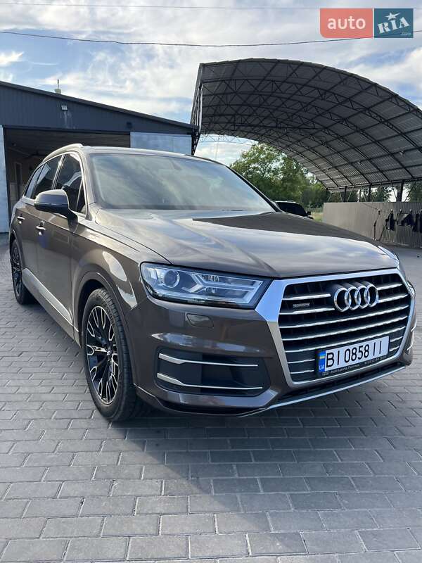 Позашляховик / Кросовер Audi Q7 2015 в 