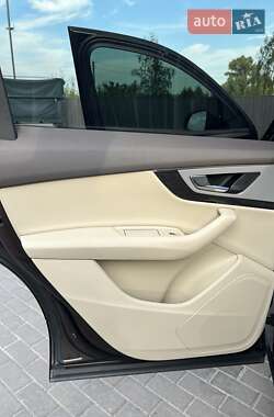 Позашляховик / Кросовер Audi Q7 2015 в 