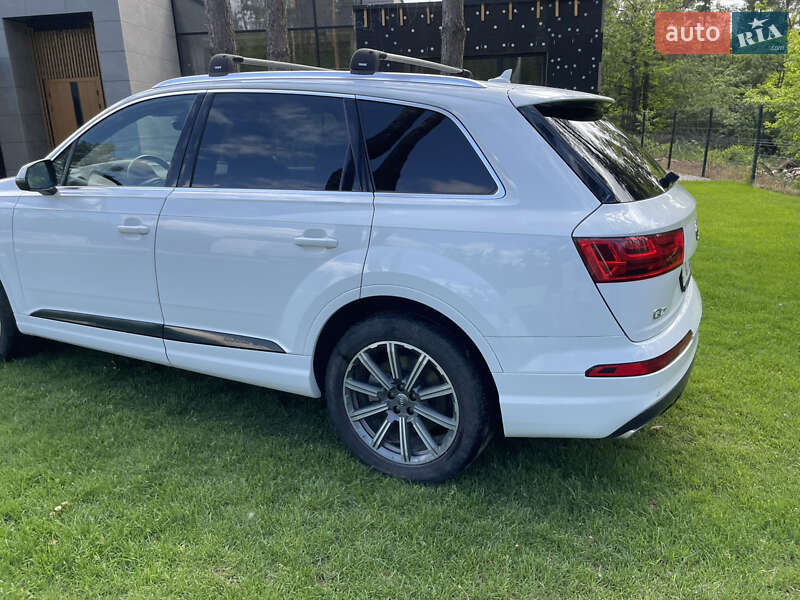 Внедорожник / Кроссовер Audi Q7 2017 в Гореничах