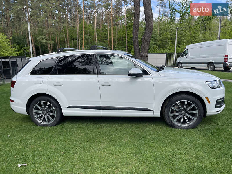 Внедорожник / Кроссовер Audi Q7 2017 в Гореничах