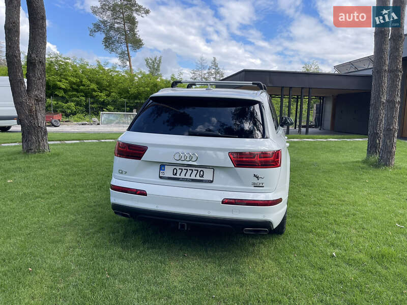 Внедорожник / Кроссовер Audi Q7 2017 в Гореничах