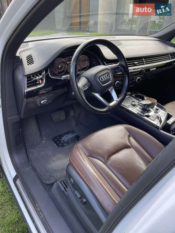 Внедорожник / Кроссовер Audi Q7 2017 в Гореничах