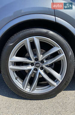 Внедорожник / Кроссовер Audi Q7 2015 в 