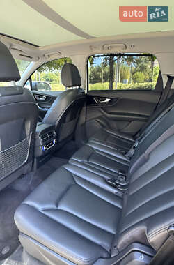 Внедорожник / Кроссовер Audi Q7 2016 в 