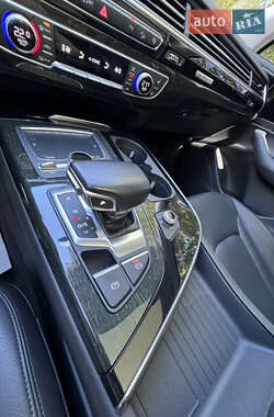 Внедорожник / Кроссовер Audi Q7 2016 в 