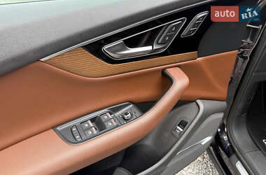 Внедорожник / Кроссовер Audi Q7 2016 в 