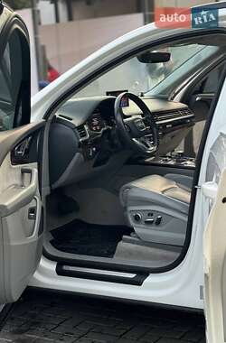 Позашляховик / Кросовер Audi Q7 2016 в 