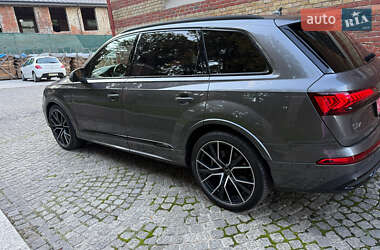 Позашляховик / Кросовер Audi Q7 2020 в 