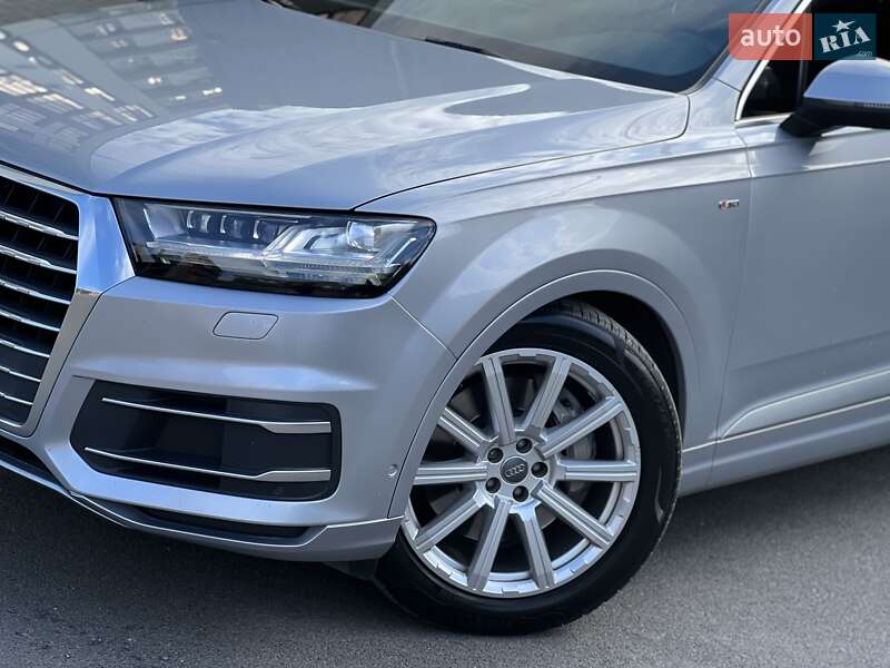 Позашляховик / Кросовер Audi Q7 2015 в Ужгороді