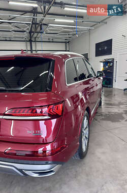 Позашляховик / Кросовер Audi Q7 2020 в 