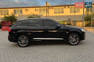 Внедорожник / Кроссовер Audi Q7 2016 в 