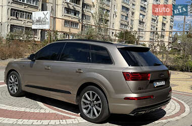Внедорожник / Кроссовер Audi Q7 2018 в 