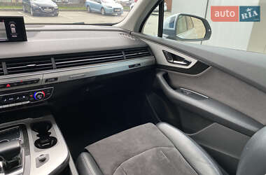 Внедорожник / Кроссовер Audi Q7 2016 в 