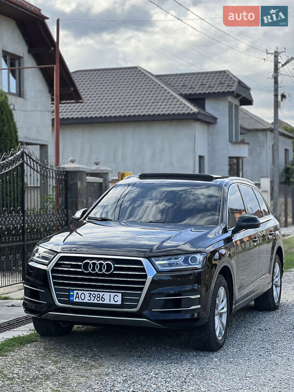 Позашляховик / Кросовер Audi Q7 2016 в Виноградові