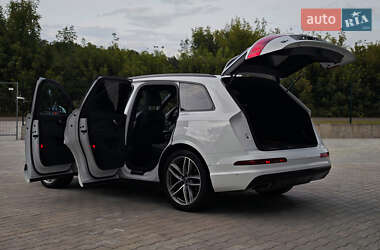 Внедорожник / Кроссовер Audi Q7 2016 в 
