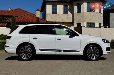 Внедорожник / Кроссовер Audi Q7 2017 в 