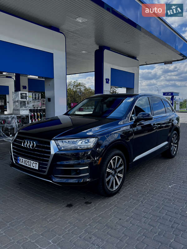 Внедорожник / Кроссовер Audi Q7 2016 в 