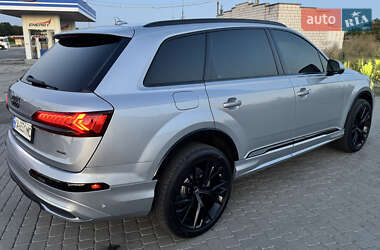 Позашляховик / Кросовер Audi Q7 2021 в 
