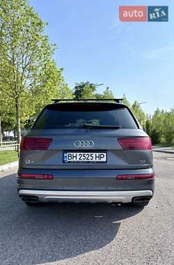 Внедорожник / Кроссовер Audi Q7 2015 в 